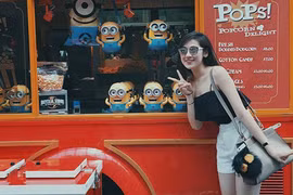 Tủ đồ hàng hiệu gây choáng của Á hậu Tú Anh