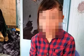 Thời gian kinh hoàng của thiếu nữ 15 tuổi trong quán bar