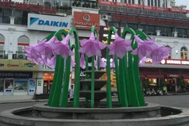 Dân mạng “ném đá” ác liệt đài hoa ở bờ hồ Hoàn Kiếm