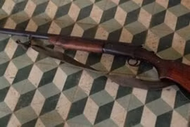 Tưởng cháu là gà rừng, chú bóp cò nổ súng