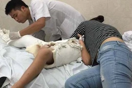 Hành trình nước mắt của ông bố có con gãy chân trong trường