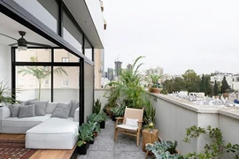 Căn hộ nhỏ xanh mát trên tầng cao nhờ trồng rau