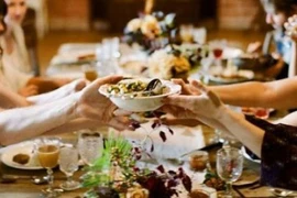 Cười nghiêng ngả chuyện dâu, rể Tây ăn tết Việt Nam