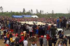 Lạ lùng dịch vụ móc túi du khách tại lễ hội đền Đức Hoàng