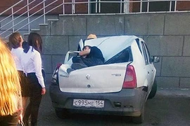 Đứng trên tầng 23 "lấy le" bạn gái, 10X nhận cái kết