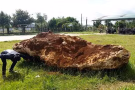 Số phận hòn đá nặng hơn 20 tấn bị “giam“