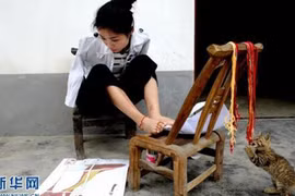 Cảm phục cô gái trẻ không tay, dùng chân thêu tranh