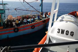 Cứu 18 thuyền viên tàu cá chết máy trên biển