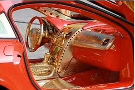 Cô gái lái siêu xe dát vàng, đá quý giá 200 tỷ