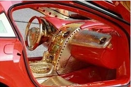 Cô gái lái siêu xe dát vàng, đá quý giá 200 tỷ
