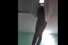 Hy hữu “nữ quái” mắc kẹt vì chui trộm vào nhà dân