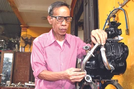 Nhà sáng chế chân đất và thiết bị tiết kiệm xăng cho xe máy