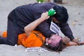 Nghi phạm diễn lại vụ đâm cảnh sát như trong phim trường