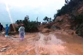 Ảnh: Đèo Cả sạt lở nghiêm trọng khiến giao thông Bắc - Nam tê liệt