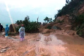 Ảnh: Đèo Cả sạt lở nghiêm trọng khiến giao thông Bắc - Nam tê liệt