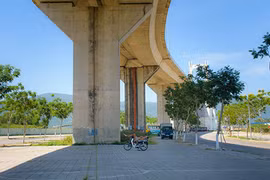 Chùm ảnh: Dân Đà Nẵng chui xuống gầm cầu trốn nắng nóng