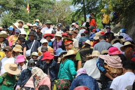 Hàng vạn người rồng rắn, chen lấn để lên núi xin phúc lộc