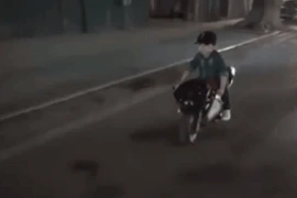 Bé trai lái mô tô mini lượn quanh đường phố Hà Nội 