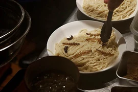 Rùng mình với món mì sâu bọ đang khiến người Nhật Bản phát điên