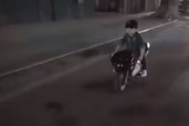 Bé trai lái mô tô mini lượn quanh đường phố Hà Nội 