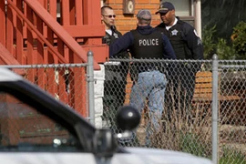 Cãi nhau việc ai phải dắt chó, hai cha con đấu súng kinh hoàng