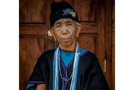 Lạ lùng bộ tộc ép phụ nữ xăm mặt cho... xấu bớt