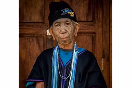 Lạ lùng bộ tộc ép phụ nữ xăm mặt cho... xấu bớt