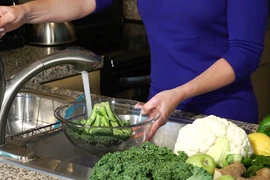 Mẹ đã hại con không phát triển được vì thói quen rửa rau này