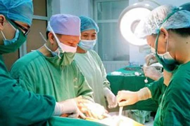 Cứu cụ bà 100 tuổi bị gãy liên mấu chuyển xương đùi 