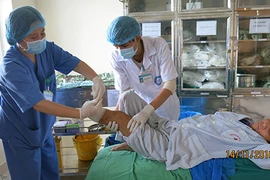 Cứu bệnh nhân nhiễm trùng máu, mất chi vì vết gai đâm