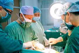 Cứu cụ bà 100 tuổi bị gãy liên mấu chuyển xương đùi 