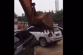 Xót lòng nhìn loạt xế hộp sang bị máy xúc "xử đẹp"