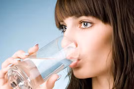 "Chết khát" cũng không nên uống loại nước này khi ngủ dậy