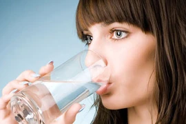 "Chết khát" cũng không nên uống loại nước này khi ngủ dậy