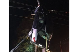 Clip giải cứu ô tô mắc trên dây điện