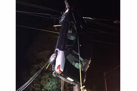 Clip giải cứu ô tô mắc trên dây điện