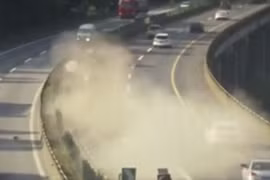 Màn thoát nạn không tưởng của tài xế trên xe bị nghiền nát