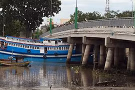 Con tàu 8 tỷ bị kẹt dưới gầm cầu Trần Hưng Đạo
