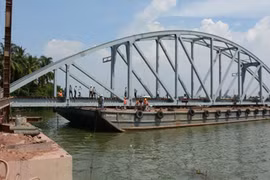 Thông tàu qua cầu Ghềnh vào 0h ngày 25/6