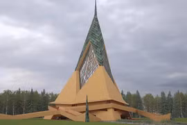 Mê mẩn nhà nguyện hình đầu tên lửa độc lạ