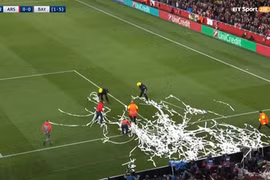 CĐV Bayern đồng loạt ném giấy vệ sinh phản đối Arsenal