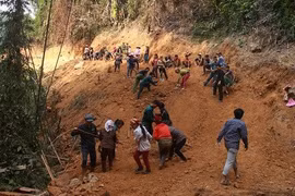 Cắm lán, ngủ rừng mở đường với dân bản