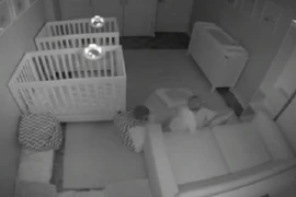 Cặp song sinh 2 tuổi khiến bố mẹ mất ngủ cả đêm