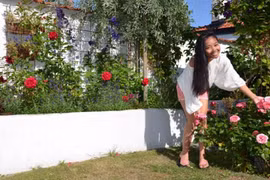 Nhà view biển rợp hoa đẹp như mơ của chồng Tây Đoan Trang