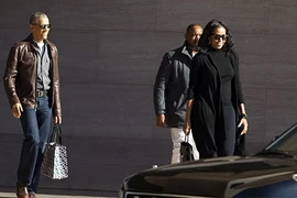 Ông Obama tươi cười xuất hiện cùng vợ giữa nghi án “nghe lén“