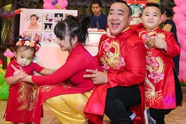 Gia đình Hiếu Hiền hạnh phúc mừng thôi nôi con gái