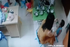 Phẫn nộ clip cô giáo tát bôm bốp vào mặt bé 3 tuổi