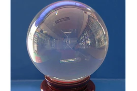 Quả cầu thủy tinh không ảnh hưởng cửa nhà đối diện