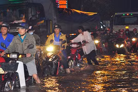 Chùm ảnh: Mưa ngập cuốn trôi xe máy ở Đồng Nai