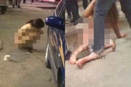 Nổi máu ghen, chồng lột trần vợ trẻ giữa đường